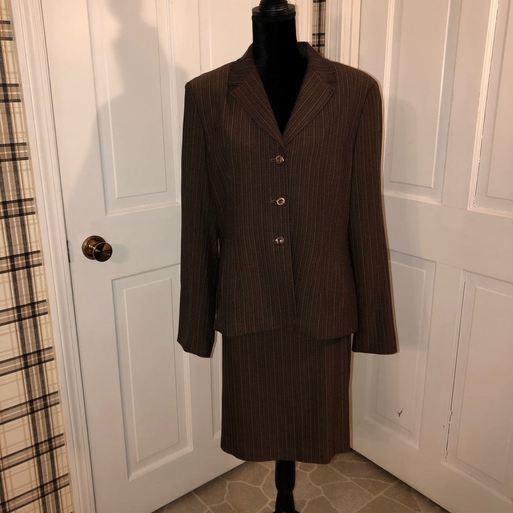 Amanda Smith   2 Piece Women’s Suit - Picture 8 of 9